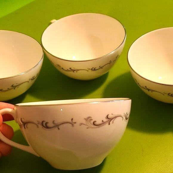 Royal Doulton Coronet Ivory English Bone China Tea Cups - set of 4 - Picture 1 of 4